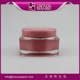 Container de soins de la peau de couleur rose.