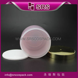 Un grand pot pour les lotions corporelles, un récipient rond en plastique.