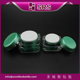 Un pot de soin de la peau de couleur verte, un récipient cosmétique carré de haute qualité vide.