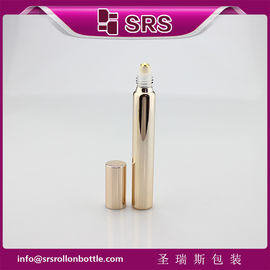 Une bouteille de verre métallisée en or rose de 15 ml et 17 mm de diamètre avec une boule en or et un capuchon en aluminium.