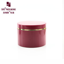 Un flacon en plastique cosmétique rouge avec couvercle à vis