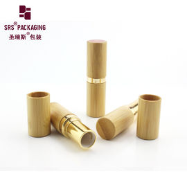 Le logo imprimé haut de gamme de luxe est un tube de rouge à lèvres vide en bambou naturel.
