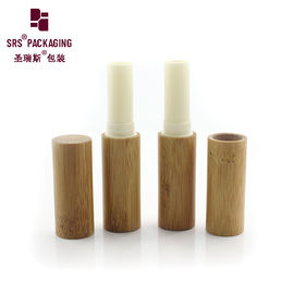 Le logo imprimé haut de gamme de luxe est un tube de rouge à lèvres vide en bambou naturel.