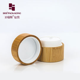 Un récipient en plastique 30ml en bambou naturel et bio